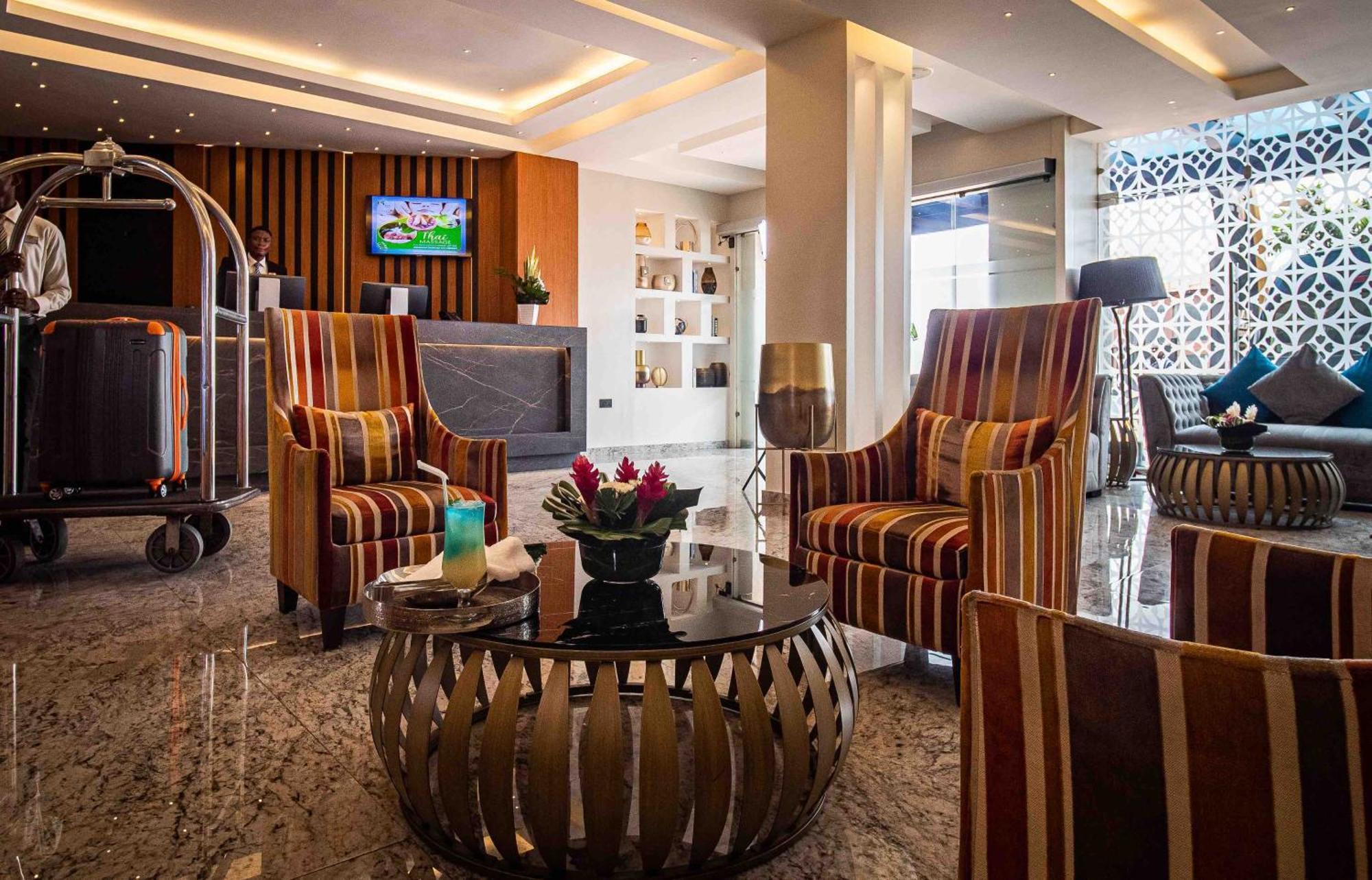 Oak Plaza Hotels East Airport Akra Dış mekan fotoğraf